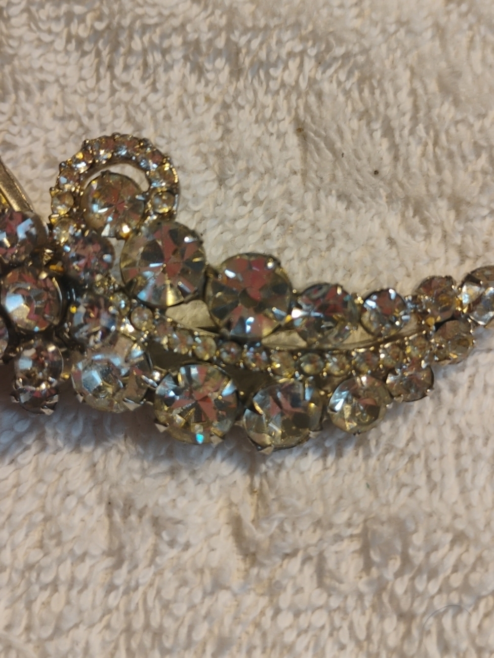 Stunning Vintage Clear Rhinestone Leaf Shape Silver Tone Brooch Pin